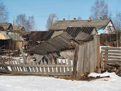 村庄中被摧毁的房屋图片