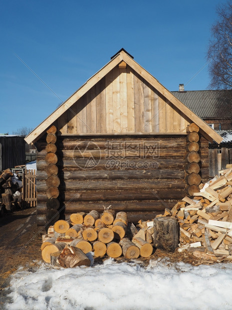 冬季村的木屋图片