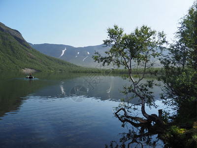 山中湖泊图片