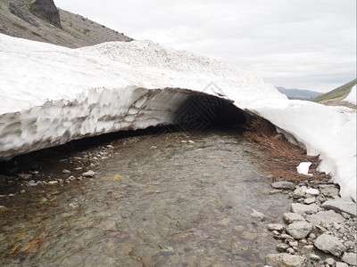 山丘上的雪地图片