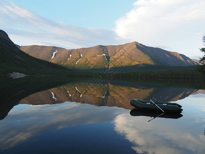 山上的一个湖有船图片