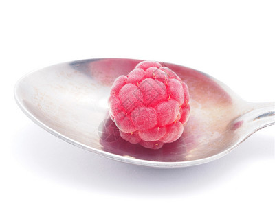 白背景上的raspberry和勺子背景图片