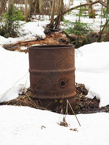 雪中生锈的桶子图片
