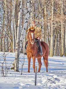 中世纪女孩在冬天骑马图片