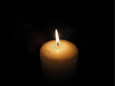 黑色背景的蜡烛图片
