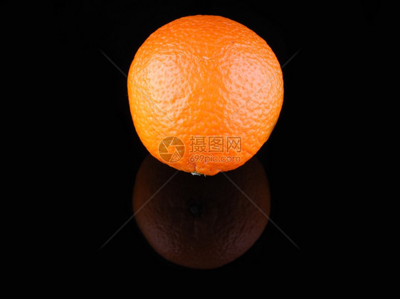 黑色背景的橙图片