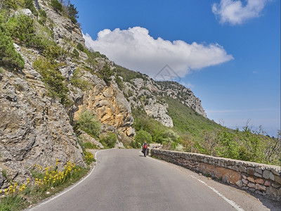 石块沥青路图片