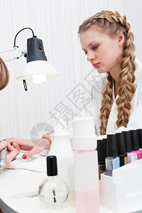 在美容院修指甲的女孩图片