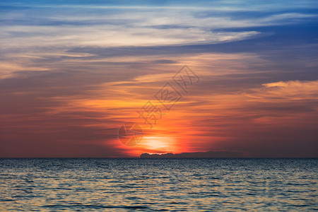 宁静的海面上美丽日落图片