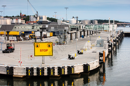 瑞典斯德哥尔摩港的油罐和集装箱图片