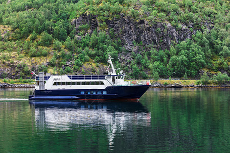 挪威码头的小型客轮图片