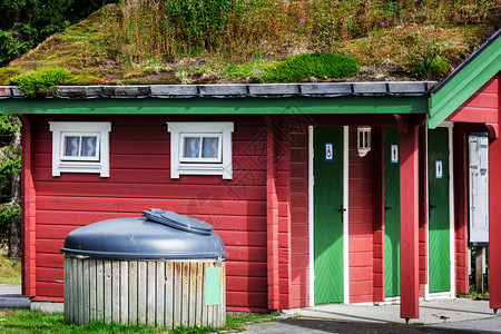 挪威农村地区有锁门的户外厕所图片