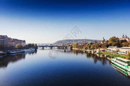 穿过伏尔塔瓦河的布拉格及其桥梁图片