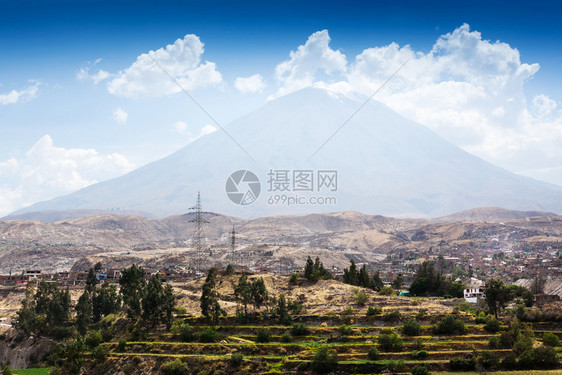 a休眠火山和城市图片