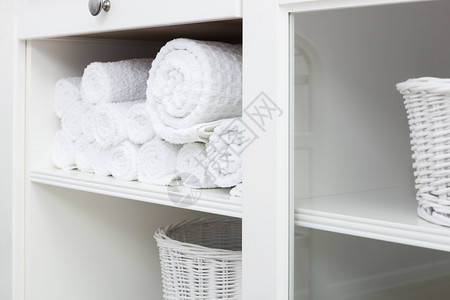 衣柜架子上的白毛巾图片