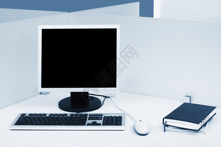 现代办公室桌上的电脑图片