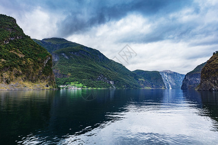 挪威诺维吉亚教区小城镇的反射图片