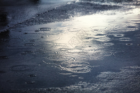 城里的一条人行道上有雨水图片