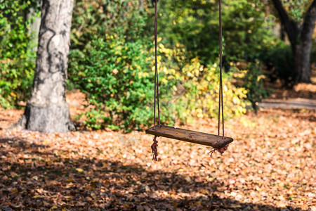 秋天公园的空儿童绳子挥舞图片