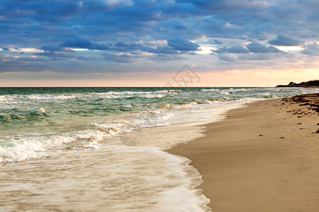日出时沙滩和海洋图片