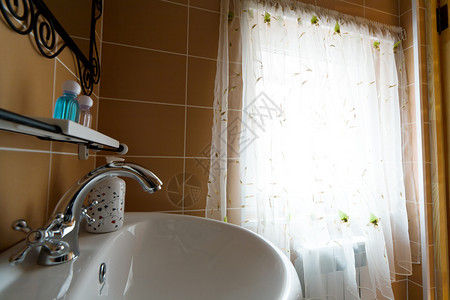 浴室里美丽的水龙头图片