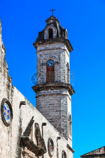 古巴旧教堂的钟楼图片