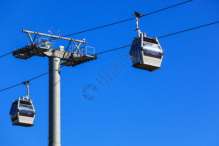 蓝天背景的有线铁路图片