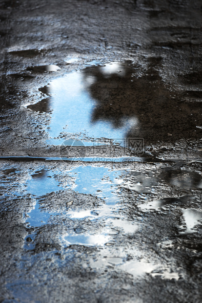城里人行道上的雨水坑