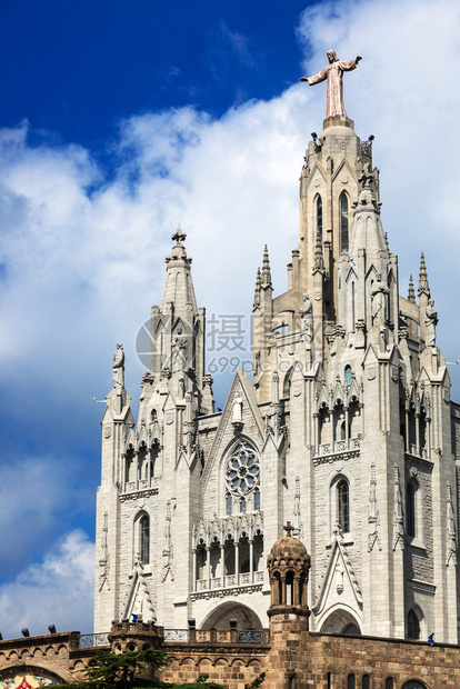 阳光明媚的一天西班牙大教堂图片
