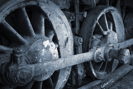 一个老旧蒸汽机车的生锈轮子图片
