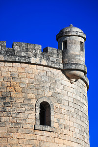 蓝色天空背景的旧堡垒图片