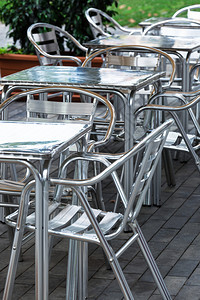 街上咖啡厅的铝桌椅图片