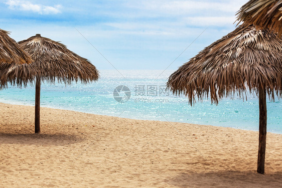 阳光明媚的一天沙滩图片