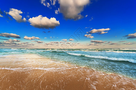 天空海洋和沙滩图片