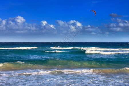 在阳光明媚的一天Kite冲浪图片