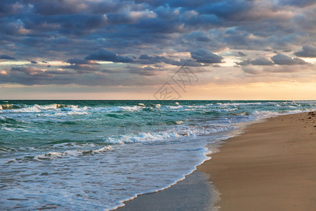 日出在海洋和滩上图片