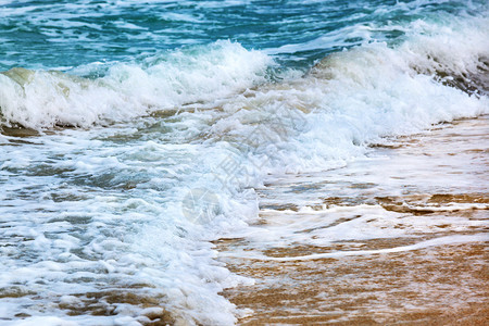 在阳光明媚的白天海浪在面上图片