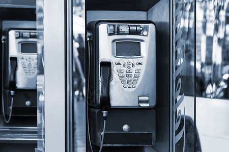 城市街道上的现代公用电话图片