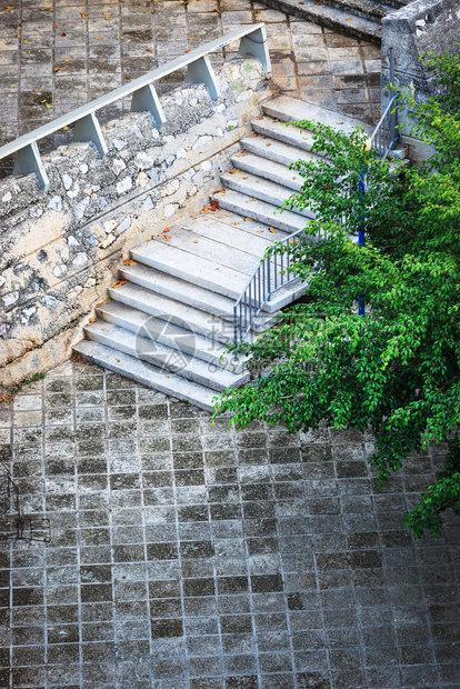 公园中美丽的楼梯