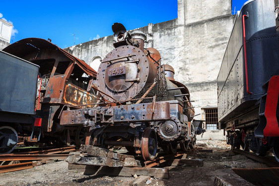 墙壁背景的旧蒸汽机车图片