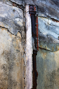 石头壁背景上的管道图片