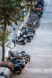 城市的自行车和摩托图片