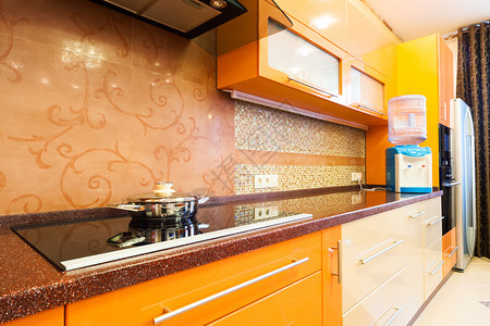 现代厨房的水冷器图片