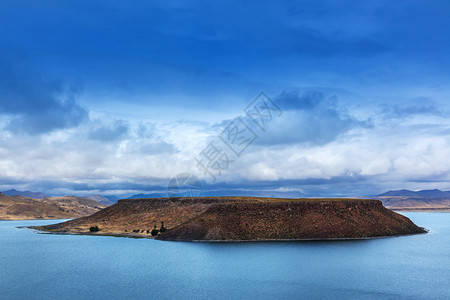 山湖中美丽的岛屿图片