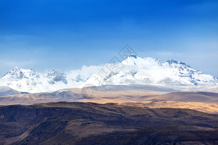 在阳光明媚的白天山上积雪的岳图片