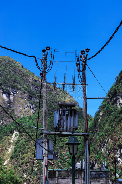 山岳背景上的一个极变压器图片