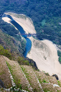 峡谷山河上的铁路桥图片