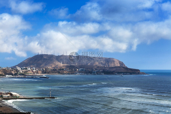 明日阳光媚的利马海岸图片