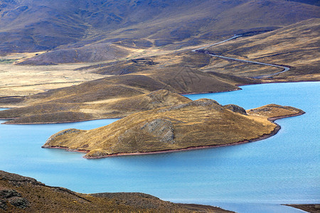 美丽的湖泊和山中道路图片