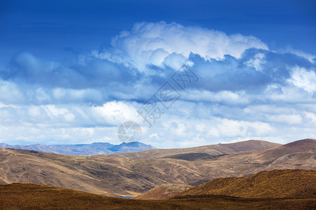秘鲁山丘的阳光明媚日子图片